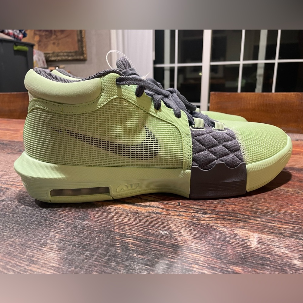 Nike Men’s Lebron Witness 8 Vapor Green/White Carbon Basketball Shoes Size 13